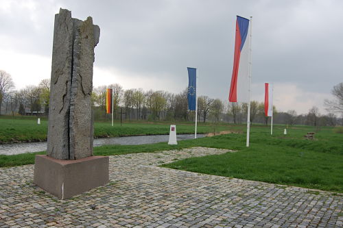 Vier Flaggen schmücken das Dreiländereck zwischen Tschechien, Polen und Deutschland.