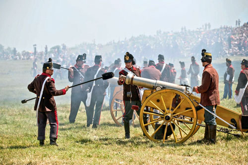 Mit historischen Waffen und Uniformen wird die Schlacht nachgestellt.