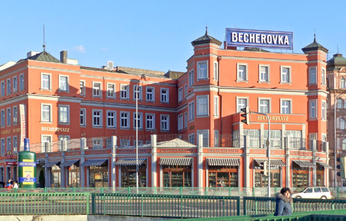 Der Name Becher ziert bis heute das Fabrikgebäude. Am Becher-Eck in Karlovy Vary ist auch ein Museum eingerichtet. 