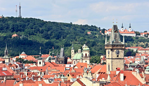 Blick vom Pulverturm auf den Laurenziberg, das Kloster Strahov und die Türme der Altstadt