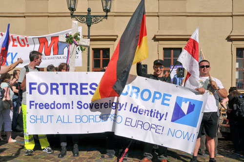 Demonstranten auf dem Kleinseitner Ring fordern die Schließung aller Grenzen in Europa. 