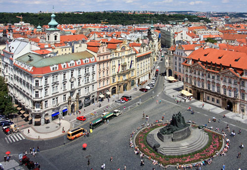 Blick vom Rathausturm auf den Altstädter Ring mit Jan-Hus-Denkmal und Palais Kinsky (rechts)